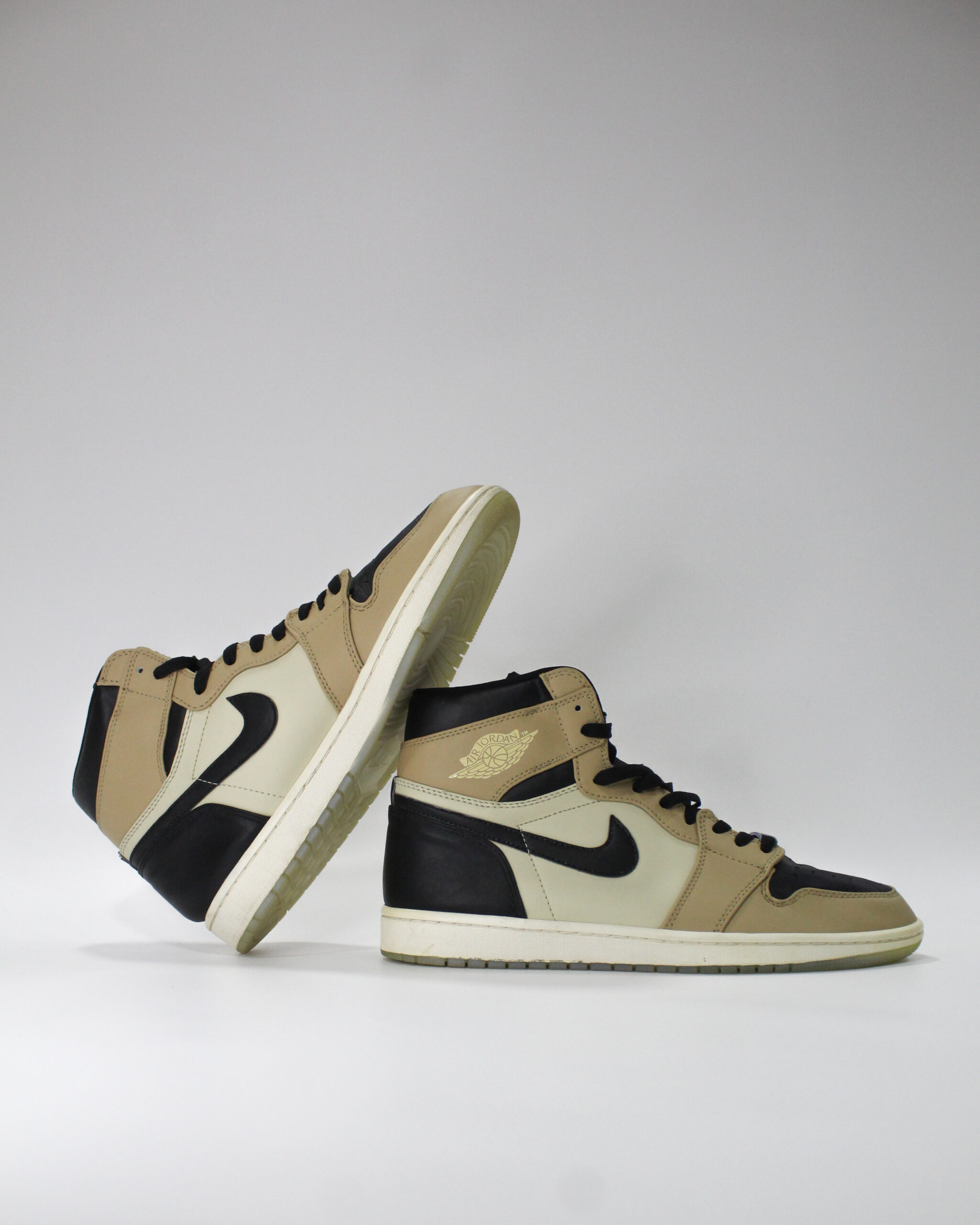 Nike Jordan1 Retro High Beige/Black - Imagen 2