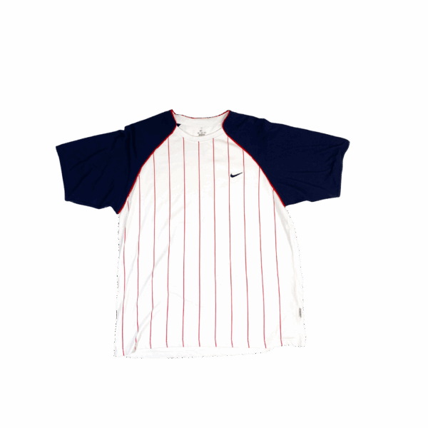 Polera Nike blanca con líneas rojas y mangas azul marino.