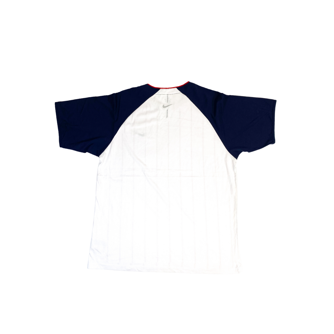 Polera Nike blanca con líneas rojas y mangas azul marino. - Imagen 2