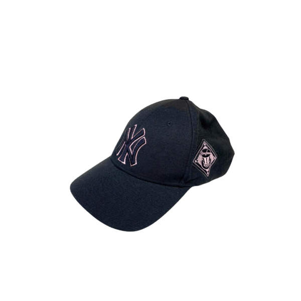 Gorra New York Yankees Clásica en Negro con Logo Rosado