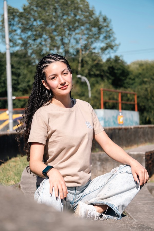 Polera MLB color cafe logo blanco