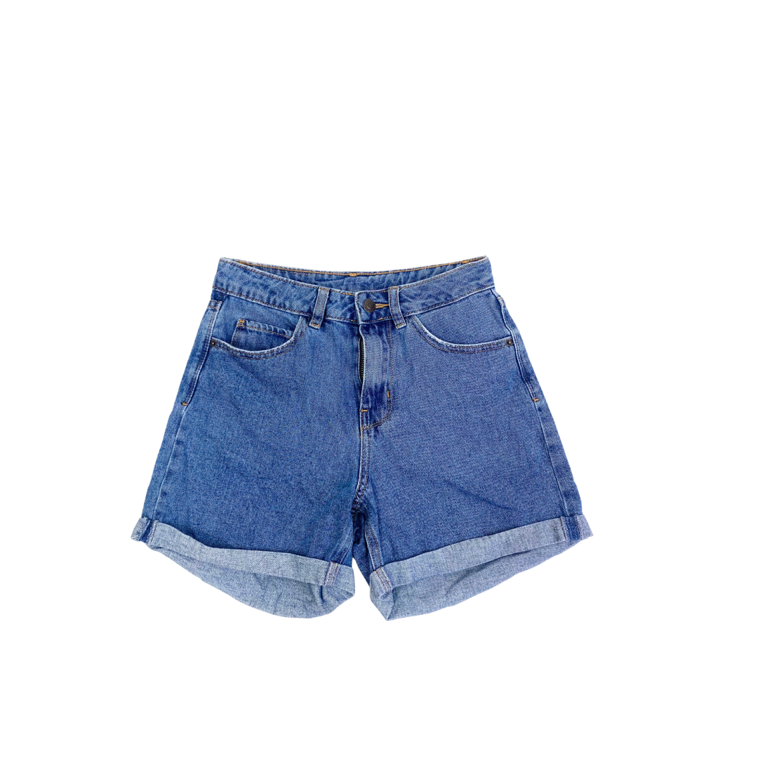 Short de denim azul clásico con dobladillo