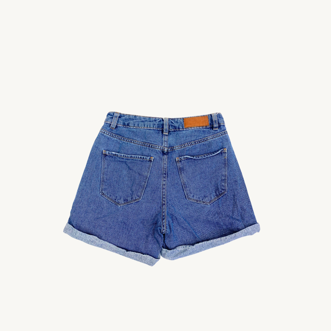 Short de denim azul clásico con dobladillo - Imagen 2