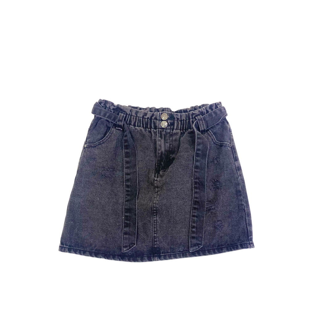 Falda de denim negro con tirantes y cintura elástica