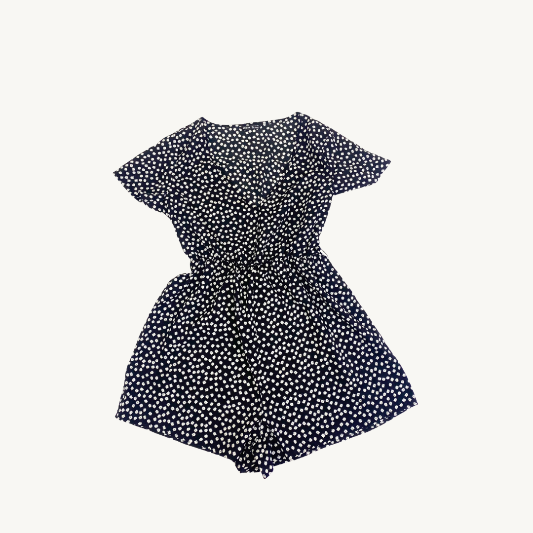 Vestido corto tipo romper con estampado de margaritas